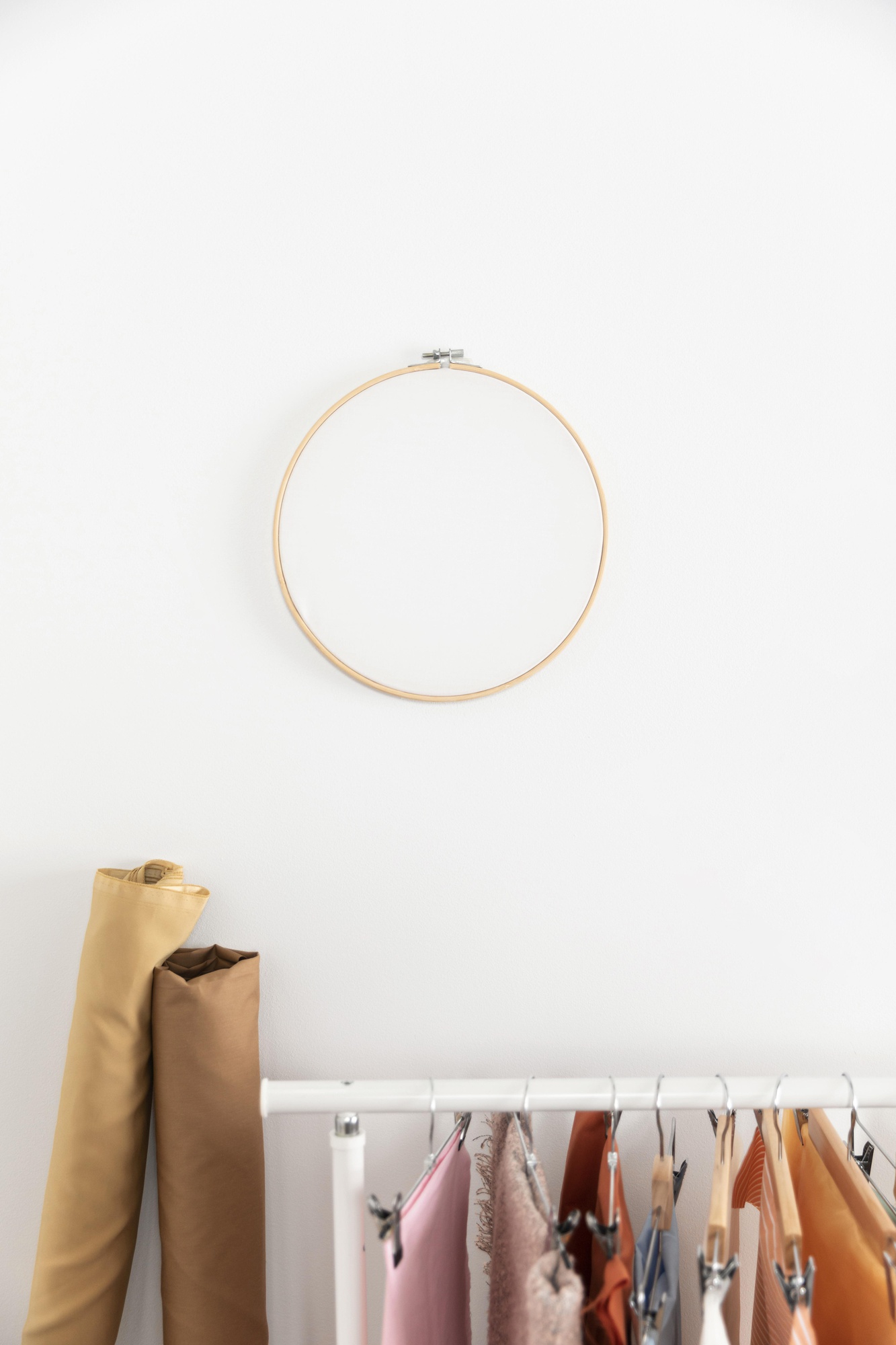 Interno dello studio con telaio e materiali